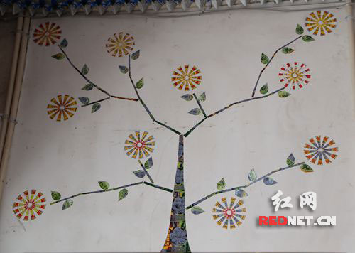 用彩票精心裁剪制作的壁画