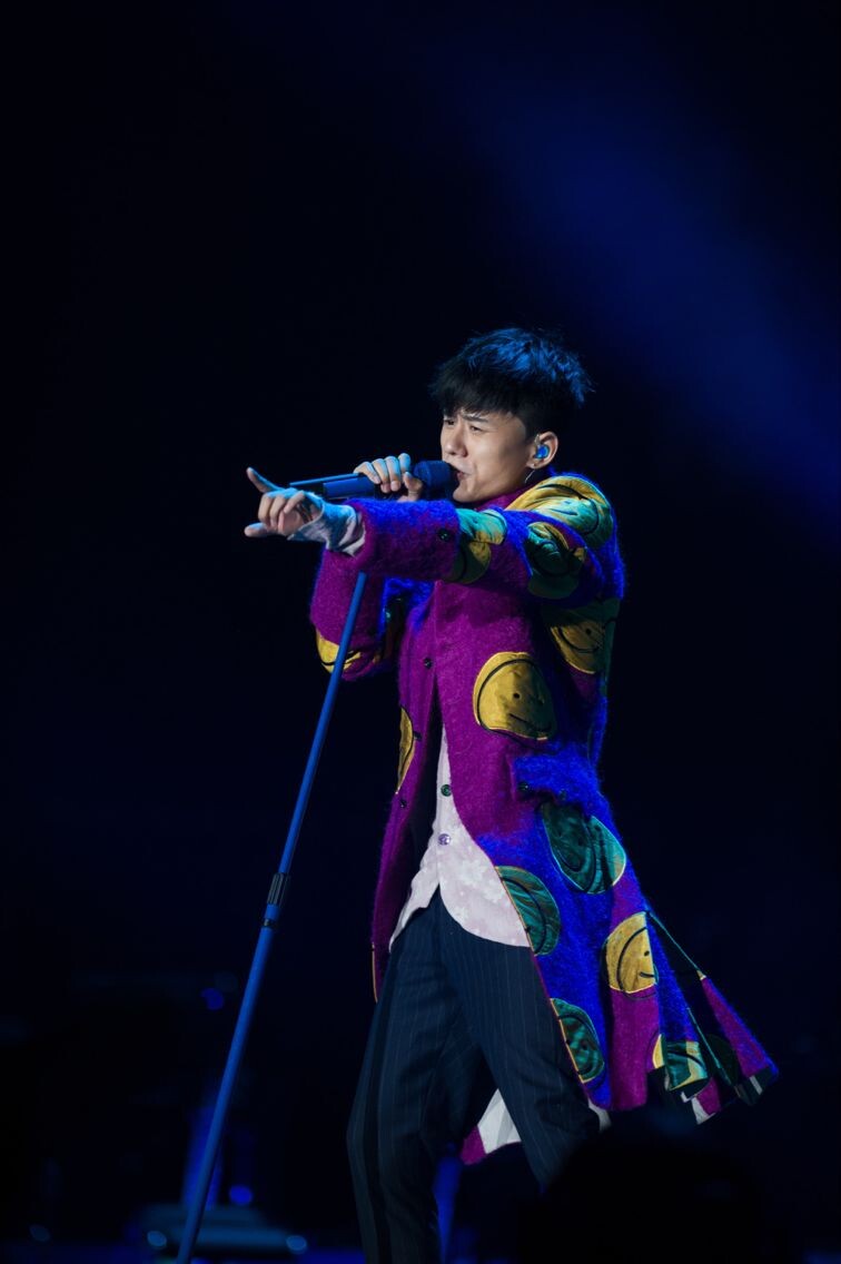 张杰演唱会造型