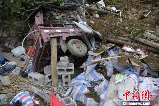 贵州兴义山体滑坡一家5口被埋两小时后生还（图）