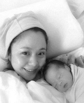 33岁杨若兮产后携子外出 身材未恢复