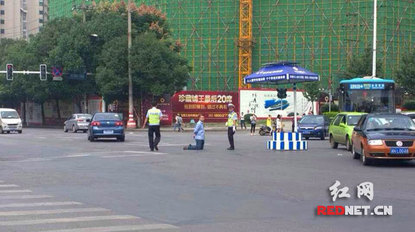 网络流传的“长沙公交司机面对交警的处罚竟然下跪”照片。网友供图