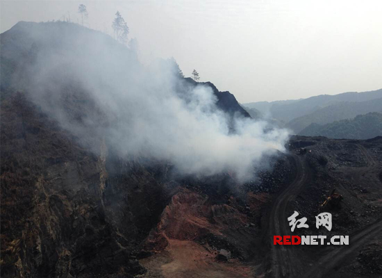 煤矸石现场焚烧，产生大量烟雾。