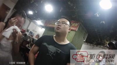 男子在火锅店玩扑克时激动摔牌 邻座客人被烫伤