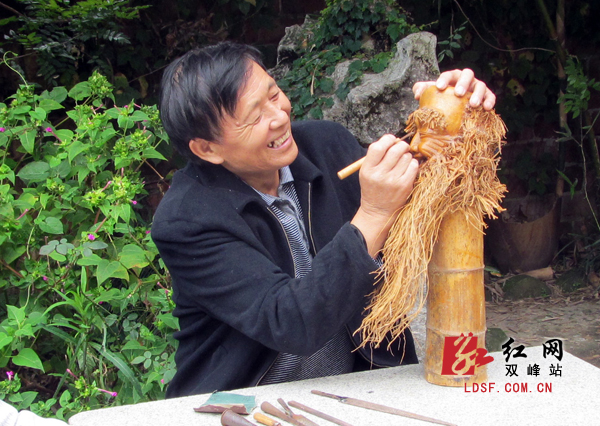 王宜云老人和他的根雕艺术