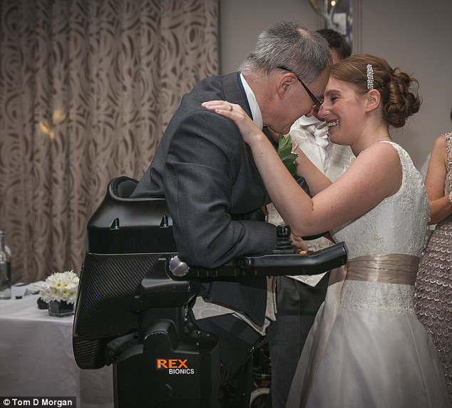 英瘫痪父亲为参加女儿婚礼变身“钢铁侠”（图）