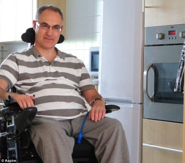 英瘫痪父亲为参加女儿婚礼变身“钢铁侠”（图）