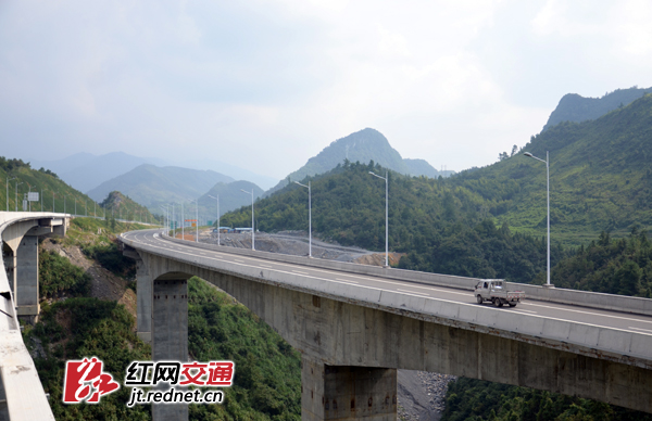 9月27日，广州至乐昌高速公路（以下简称“广乐高速”）将建成通车。届时，往返湘粤之间的车主选择走广乐高速将比选择走车多路窄的京港澳高速至少快1个小时，而通行费只多16元左右。