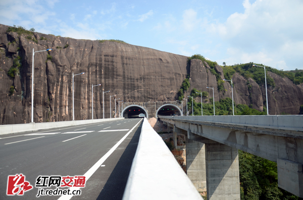 广乐高速公路规模大、线路长，其所经地形、地质条件复杂，山区路段多。全线桥隧比35％，尤其大瑶山路段K26+432～K49+160段，桥隧相接，桥隧比例高达96％。
