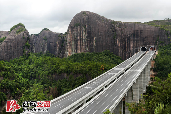广乐高速公路在韶关秀美的丹霞风光里穿行。