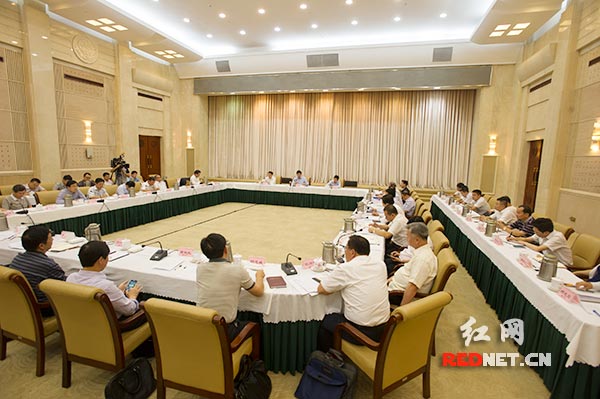 湖南省委书记、省人大常委会主任徐守盛与全省10个煤矿安全生产重点县（市）的县（市）委书记、县（市）长及所在市的市委书记谈话。