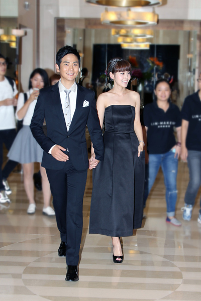 张佳宁浅尝复古魅惑妆 与张晓龙牵手亮相活动