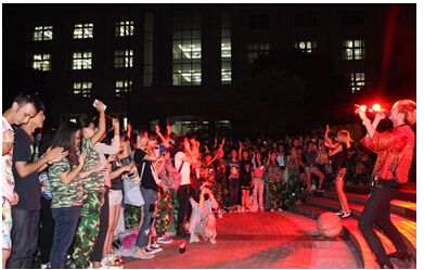 中日韩流行乐团SAGA到场助阵 引爆大学迎新晚会
