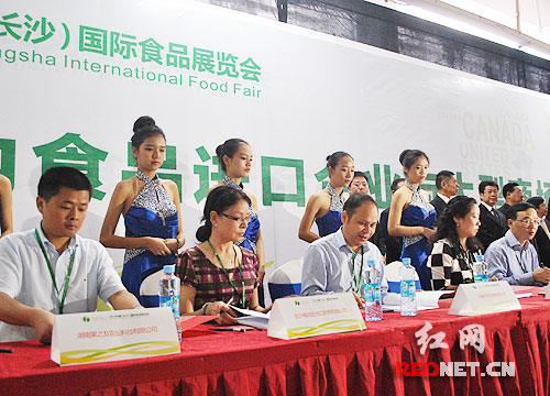 相关食品进口企业与大型商超在会上签约