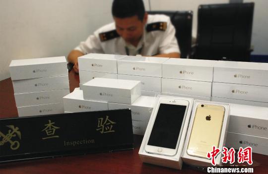 上海浦东国际机场海关查获旅客超量携带iphone6　贺犇摄