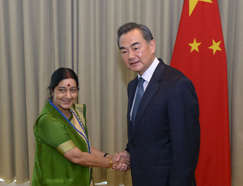 王毅会见印度外长斯瓦拉吉：增进互信加强民间往来