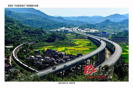 红网辰溪站9月26日讯(通讯员 彭本胜)笔者9月25日从辰河掠影俱乐部获悉,寻找最美景点摄影展已准备就绪,将于10月1日在刘晓公园展出。 此次摄影展从运筹到征集图片历时近半年,共征集作品1000余幅,经过初选,复选,评审等多层次精选,最终评定41幅单照,21幅组照(48幅单照组成)为展品。 这次摄影展由县政府主办,旅游外事侨务局、辰河掠影摄影俱乐部承办,辰溪新闻网、辰溪手机报、县广播电视台协办,将于国庆期间展出,旨在发掘辰溪旅游资源,打造辰溪旅游亮点,宣传辰溪城市形象,提高辰溪知名度。