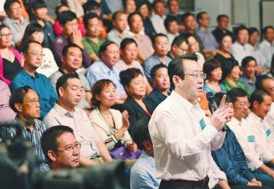 医生让病人趴手术台上签字 确认使用自费器材