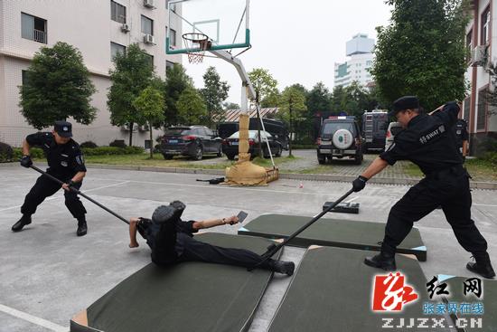 【警视窗】张家界市公安局发放新式警用装备 提高应急处突能力