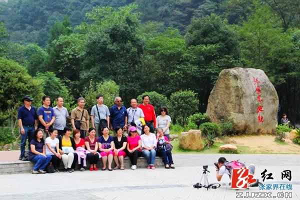 张家界摘掉“黄牌”助热科普游 核心景区票价不涨淡季“五五折