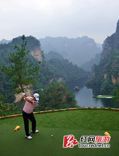 本次比赛中备受关注的“极限19洞”挑战赛现场设在有“空中圣湖”之称的宝峰湖。参赛者须在悬崖上发球,将球打到直线距离200余米,高低落差80余米的水上果岭,方可继续推杆入洞。此次比赛设奖金100万元,并另为一杆进洞的选手特设奖金100万美元。遗憾的是,本次参赛选手无人有缘将100万美金收入囊中。吴勇兵摄