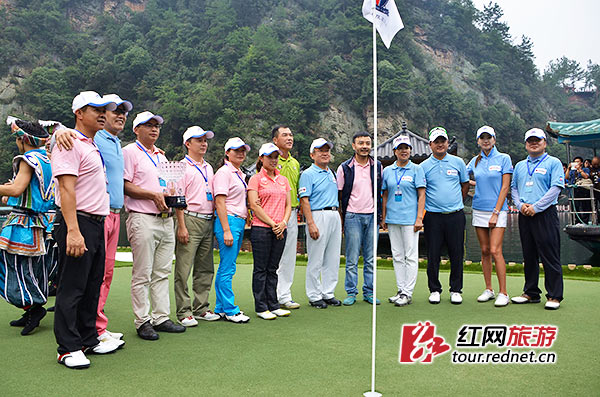 中韩双方选手及比赛讲解员汪涵在湖中果岭合影。吴勇兵摄