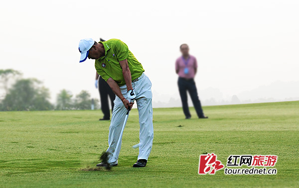 27日上午,标准18洞比赛开赛。图为中国高尔夫第一人张连伟的一次击球瞬间。姚冶摄