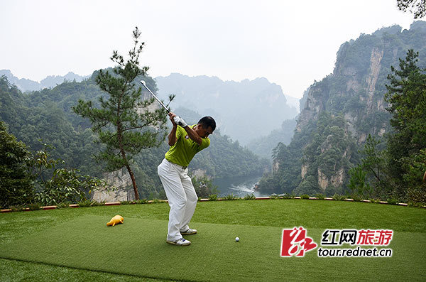 “极限19洞”比赛中,张连伟一击上岭。吴勇兵摄