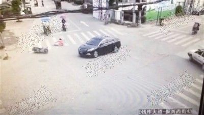 浙江一男子被轿车撞腾空 翻转一周后落地无大碍