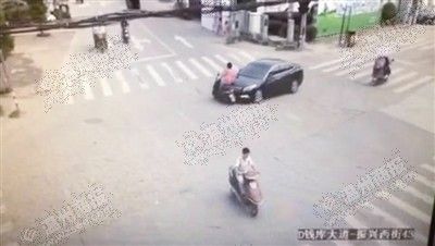 浙江一男子被轿车撞腾空 翻转一周后落地无大碍