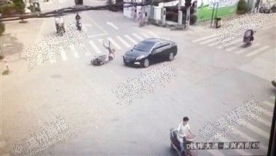 浙江一男子被轿车撞腾空 翻转一周后落地无大碍