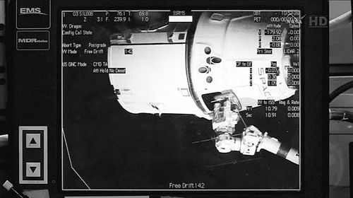 9月23日，经过约两天的飞行，美国太空探索技术公司的“龙”飞船抵达国际空间站，送去了首台太空3D打印机、20只小鼠和其他货物。这是美国航天局提供的“龙”飞船抵达的视频截图画面。