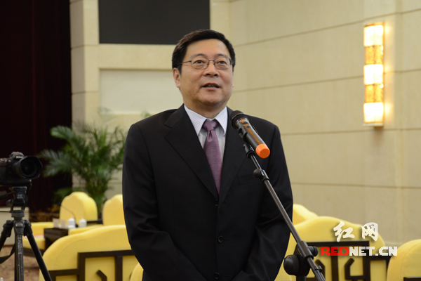 湖南省委副书记、省长杜家毫会见了获奖专家，并发表讲话。