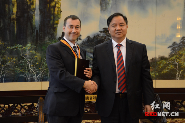 湖南省委常委、常务副省长陈肇雄为获奖专家颁奖。