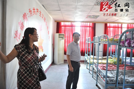 朱毅强率队检查岳塘区中小学安全生产工作