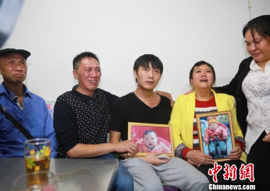 图为齐江一家人分隔16年后终于团聚。 颜鸿 摄