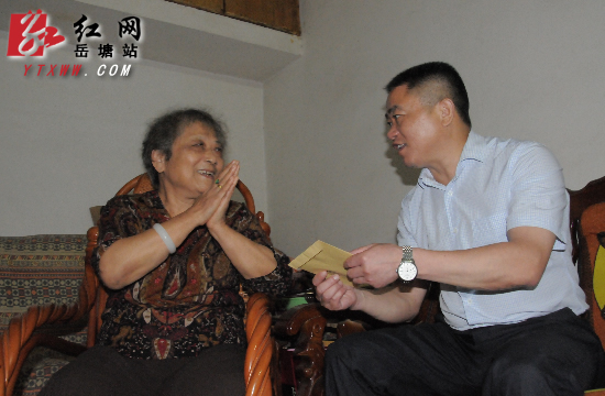 双节前夕 王永红慰问百岁老人、军烈遗属