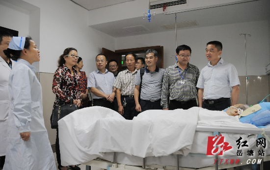 双节前夕 王永红慰问百岁老人、军烈遗属