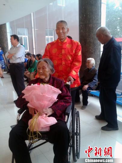 图为67岁的新郎沈连清和94岁的新娘李秀荣。　董建华摄