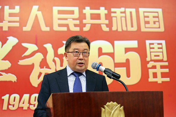哈萨克斯坦外交部副部长奥尔达巴耶夫在招待会上致辞。