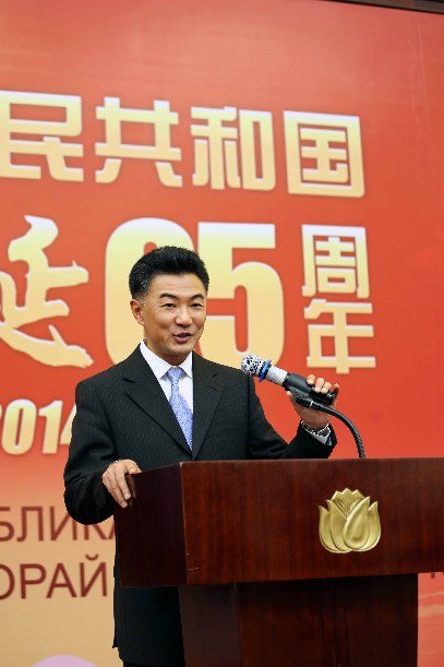 中国驻哈萨克斯坦使馆临时代办孙炜东在招待会上致辞。