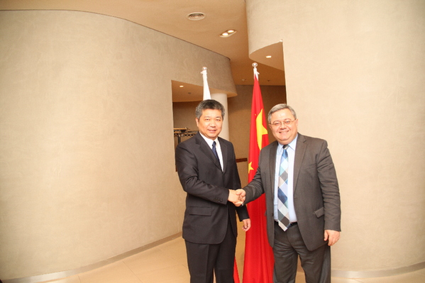 中国驻格大使岳斌（左）迎接格议长乌苏帕什维利参加酒会。