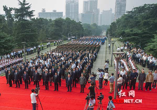 (9月30日上午，湖南庆祝中华人民共和国成立65周年向烈士纪念碑敬献花篮仪式在湖南烈士公园隆重举行。