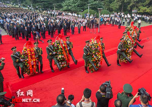 湖南省各界向湖南烈士纪念碑敬献花篮。