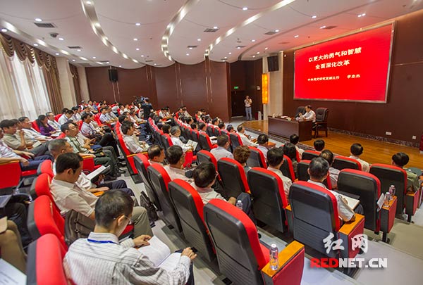 在湖南党史陈列馆，湖南省委常委中心组进行专题学习。