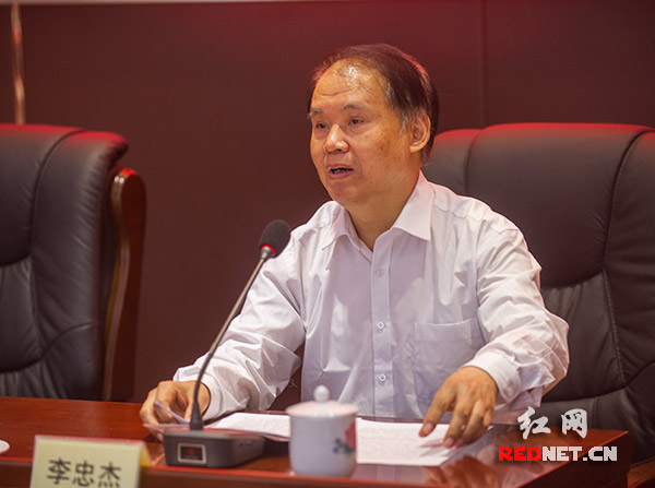 中央党史研究室副主任李忠杰在湖南省委常委中心组专题学习会上作《以更大的勇气和智慧全面深化改革》的专题报告。