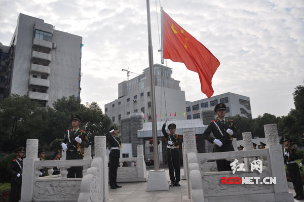 10月1日上午8时，湖南省人大常委会机关举行升旗仪式。