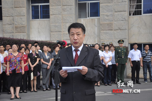 湖南省人大常委会秘书长彭宪法主持升旗仪式。