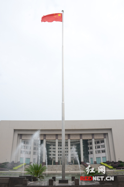 五星红旗在晨风中高高飘扬，与省政府办公楼上的国徽交相辉映。