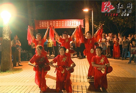 为祖国生日献礼 岳塘街道“草根”文艺晚会受热捧
