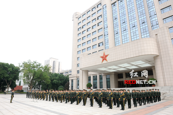 【首发】湖南省军区组织官兵举行升国旗仪式